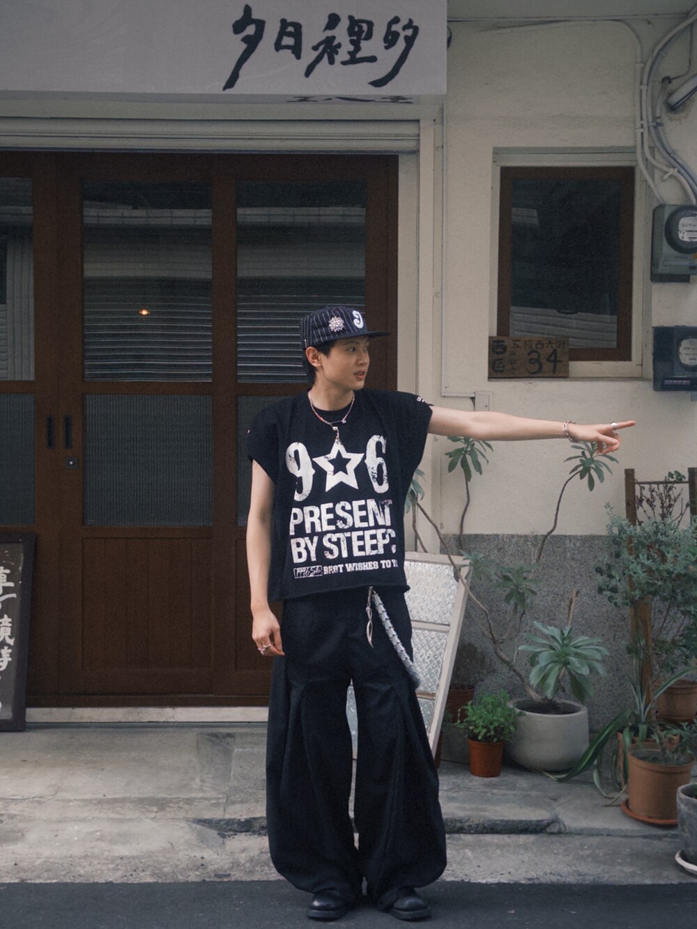 ブラック系のTシャツ/カットソー、ブラック系のパンツ、シルバー系のファッション雑貨を着用したメンズの夏コーディネートの3枚目の写真