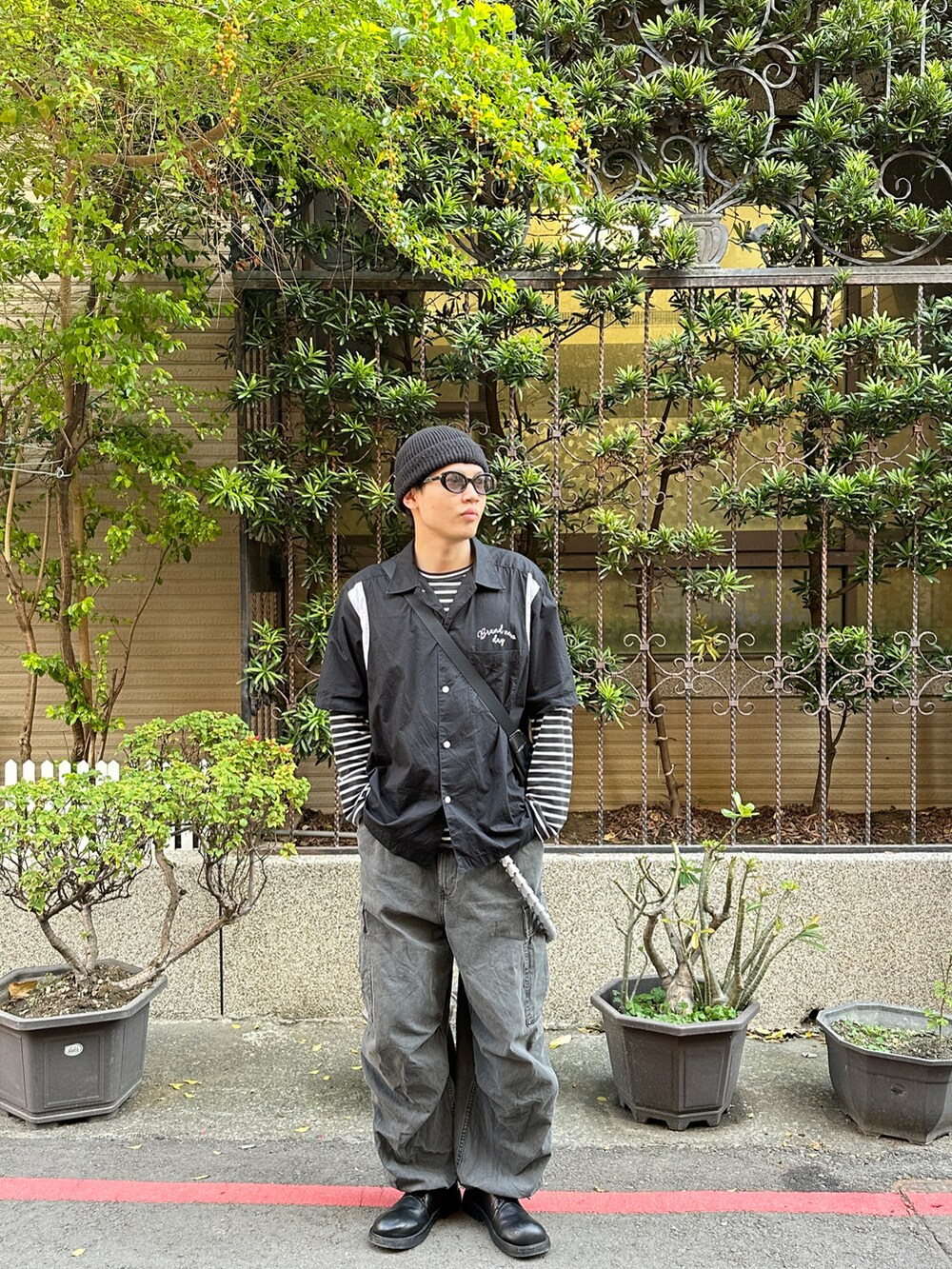 ブラック系のデニムパンツ、ブラック系のシャツ/ブラウス、シルバー系のファッション雑貨を着用したメンズの冬コーディネートの4枚目の写真