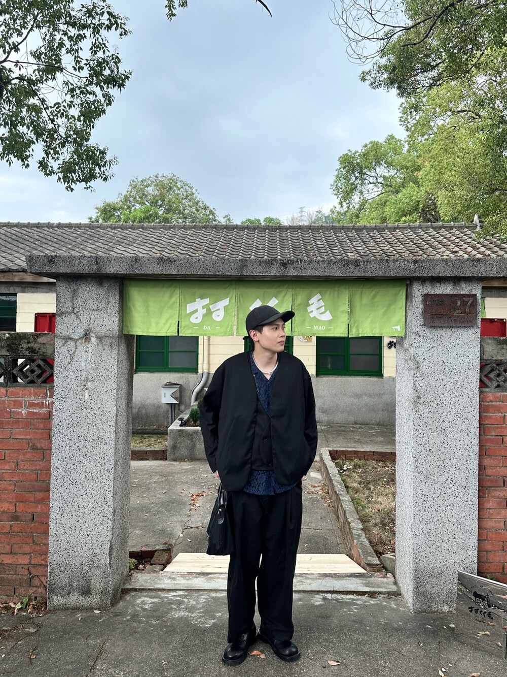 ブルー系のシャツ/ブラウス、ブラック系のスーツベスト、ブラック系のテーラードジャケットを着用したメンズの春コーディネートの3枚目の写真