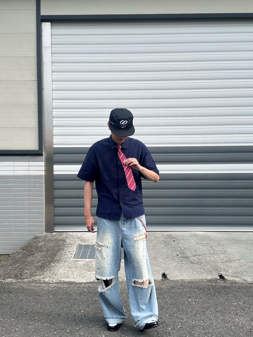 ブルー系のシャツ/ブラウス、ブルー系のデニムパンツ、ブラック系のパンプスを着用したメンズの夏コーディネートの3枚目の写真