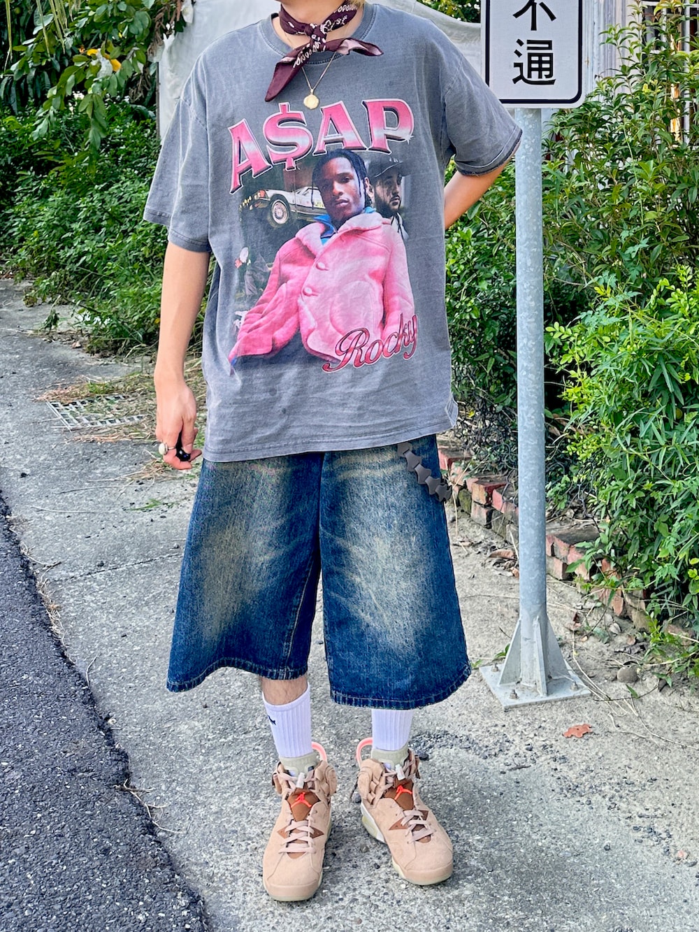 ブラウン系のスニーカー、ブラウン系の帽子を着用したメンズの夏コーディネートの4枚目の写真