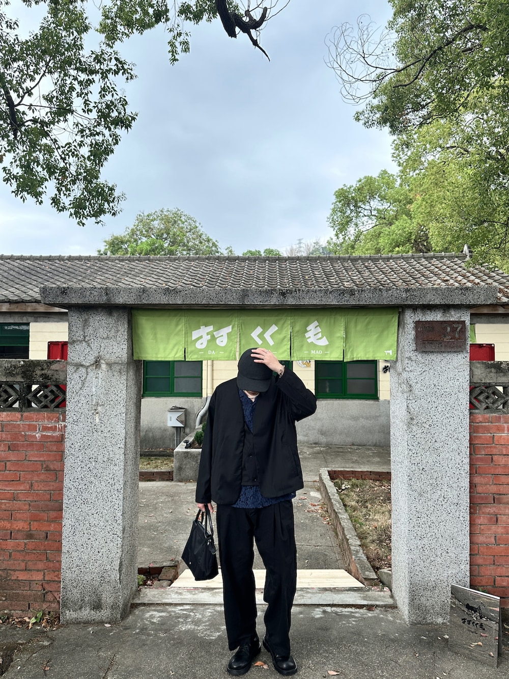 ブルー系のシャツ/ブラウス、ブラック系のスーツベスト、ブラック系のテーラードジャケットを着用したメンズの春コーディネートの2枚目の写真