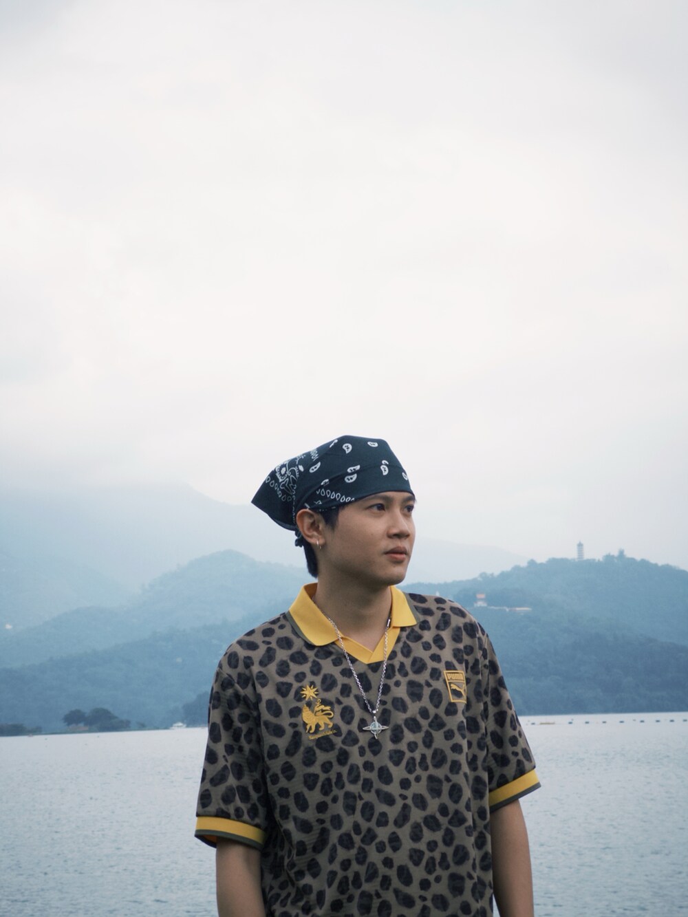 イエロー系のスニーカー、イエロー系のポロシャツを着用したメンズの春コーディネートの4枚目の写真