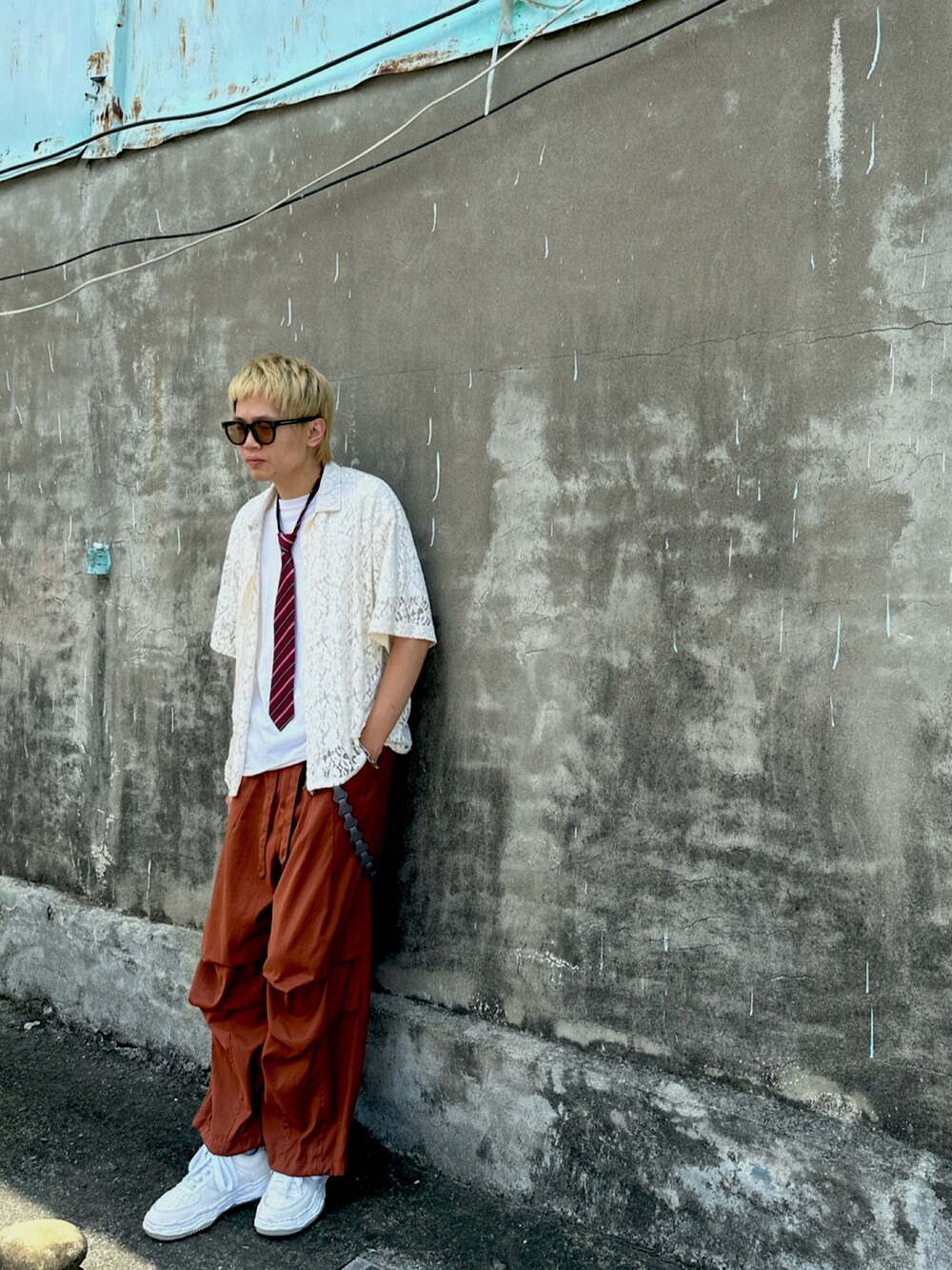 オレンジ系のパンツ、ホワイト系のTシャツ/カットソー、ベージュ系のシャツ/ブラウスを着用したメンズの夏コーディネートの3枚目の写真