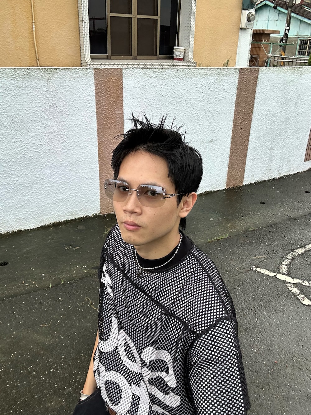 ブラック系のトップス、ブラック系のデニムパンツ、シルバー系のアクセサリーを着用したメンズの秋コーディネートの3枚目の写真