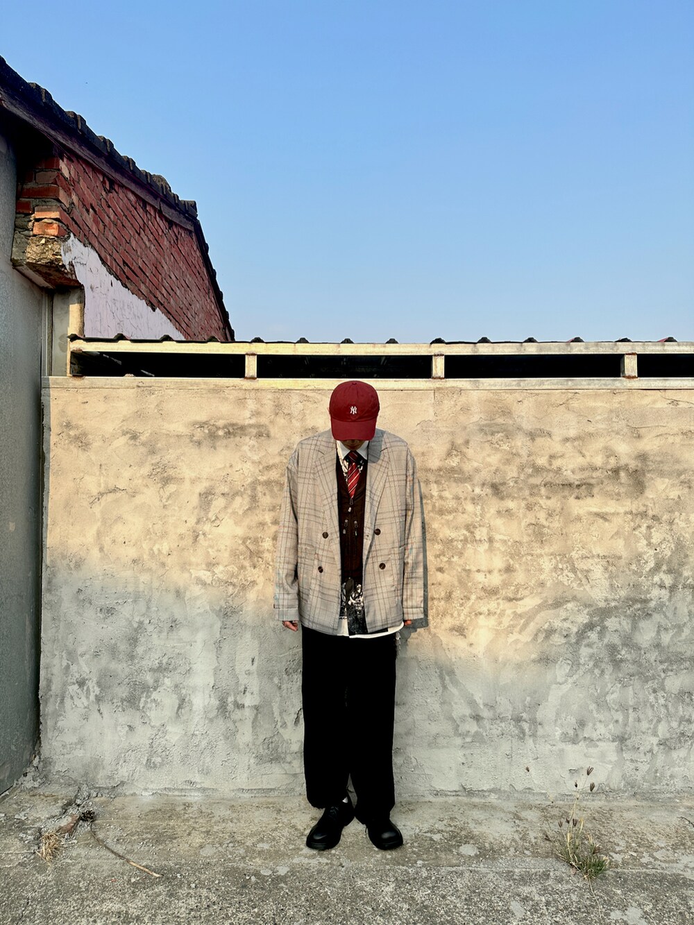 ホワイト系のシャツ/ブラウス、グレー系のテーラードジャケットを着用したメンズの春コーディネートの3枚目の写真