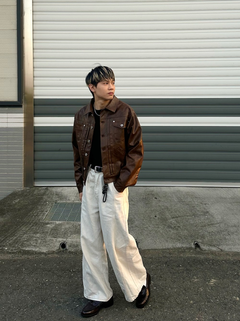 ブラック系のデニムパンツ、ブラウン系のローファー、ブラウン系のジャケット/アウターを着用したメンズの冬コーディネートの2枚目の写真