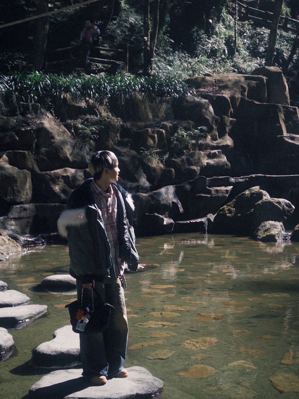 レッド系のシャツ/ブラウス、グリーン系のMA-1、ブラック系のトートバッグを着用したメンズの冬コーディネートの2枚目の写真