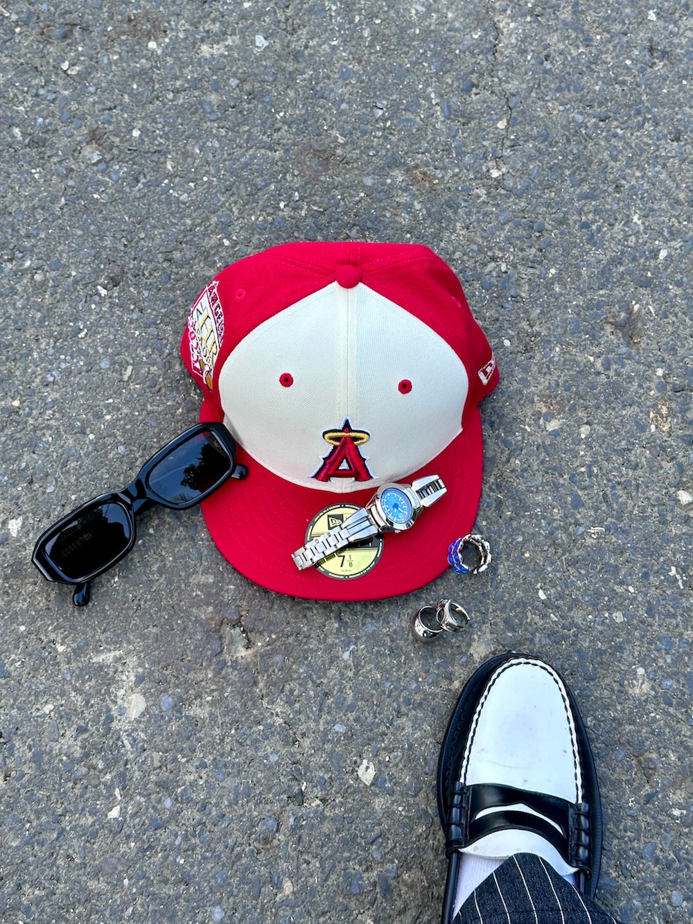 ブラック系のパンツ、ブラック系のテーラードジャケット、ブラック系のスーツベストを着用したメンズの秋コーディネートの4枚目の写真