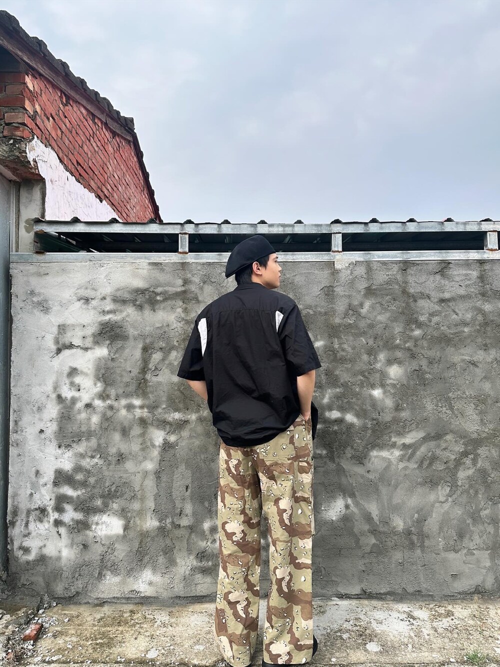 ブラック系のシャツ/ブラウス、ブラック系のキャップ、シルバー系のファッション雑貨を着用したメンズの春コーディネートの4枚目の写真