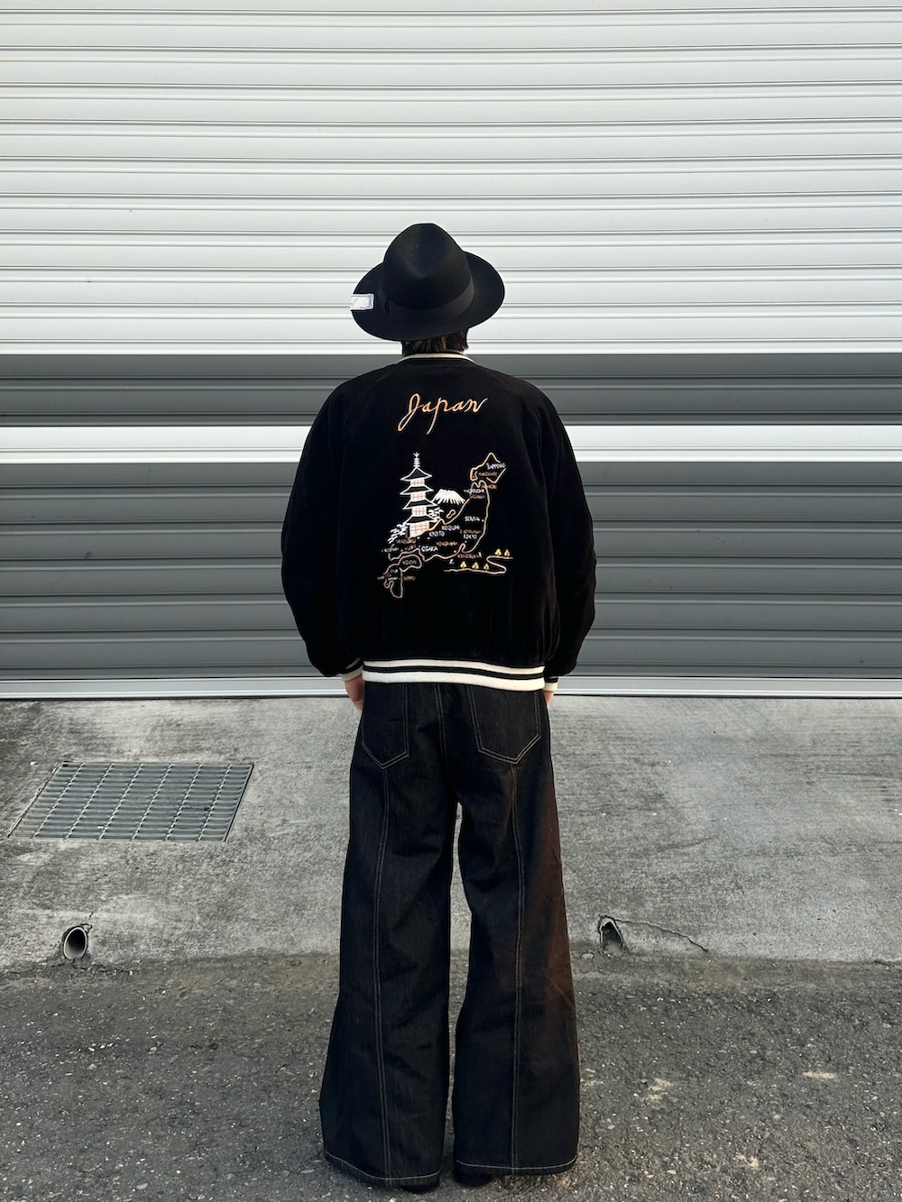 ブラック系のスカジャン、ブラック系のスーツベスト、ブラック系のシャツ/ブラウスを着用したメンズの冬コーディネートの3枚目の写真