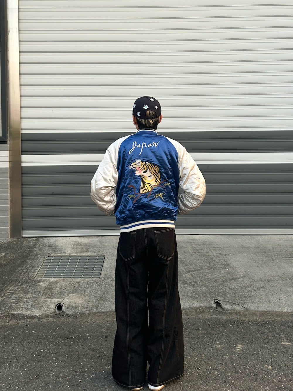 ブラック系のシャツ/ブラウス、ブラック系のスカジャン、ブラック系のデニムパンツを着用したメンズの冬コーディネートの3枚目の写真