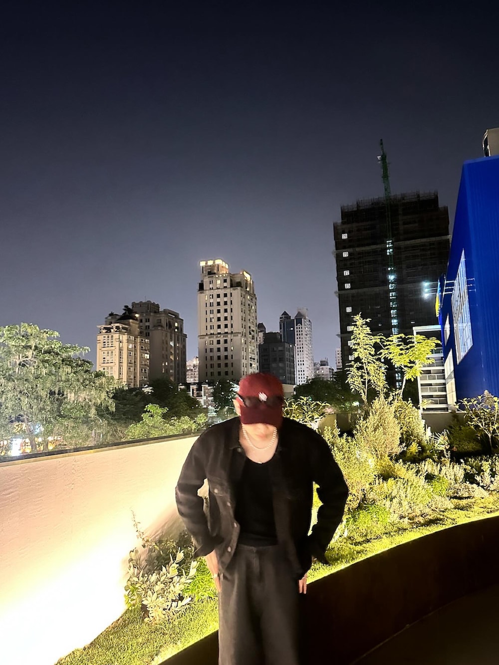 ブラック系のデニムジャケット、ブラック系のタンクトップ、ブラック系のデニムパンツを着用したメンズの春コーディネートの2枚目の写真