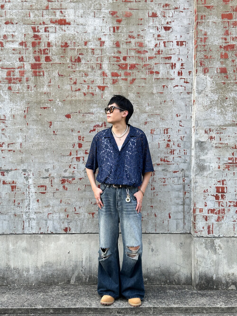 ブルー系のシャツ/ブラウス、ブルー系のデニムパンツ、ベージュ系のブーツを着用したメンズの春コーディネートの3枚目の写真