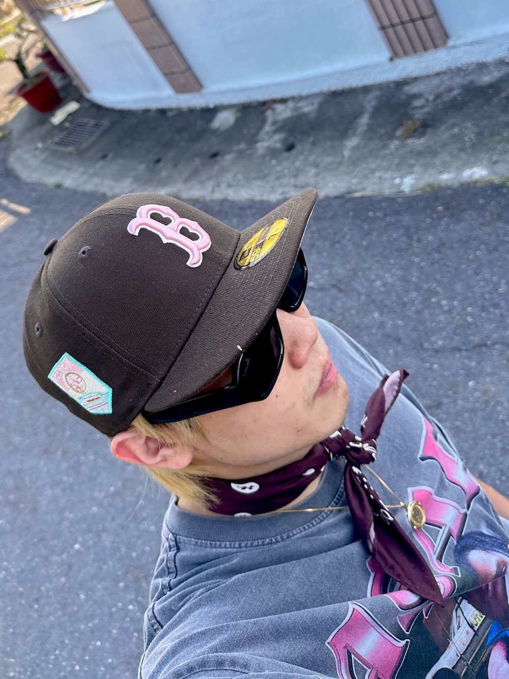 ブラウン系のスニーカー、ブラウン系の帽子を着用したメンズの夏コーディネートの5枚目の写真