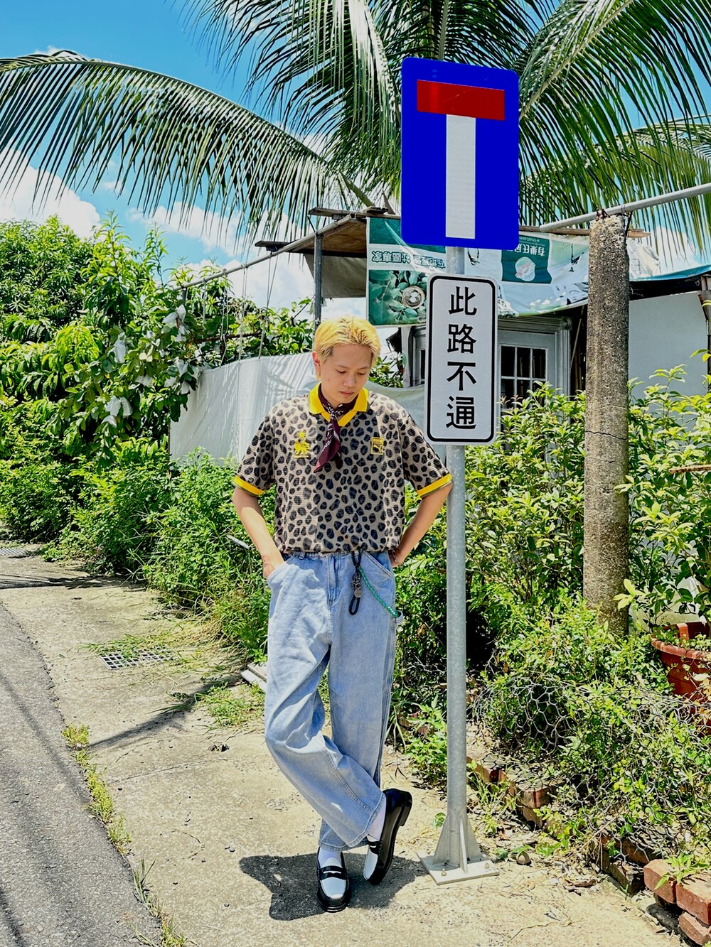 イエロー系のポロシャツ、ブルー系のデニムパンツ、ブラック系のローファーを着用したメンズの夏コーディネートの2枚目の写真