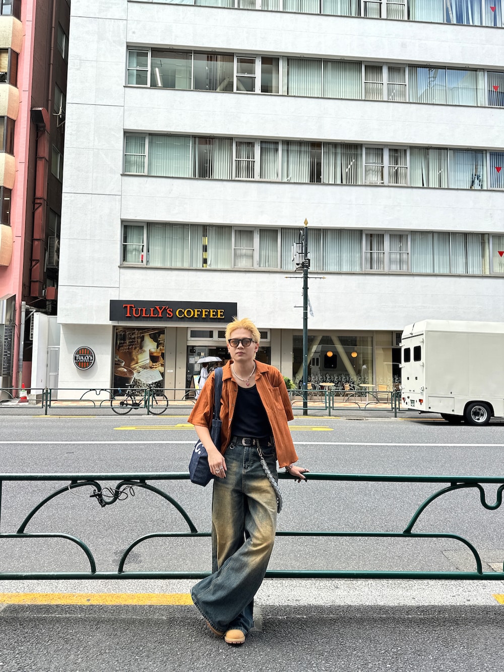 「夏コーデ、夏、初夏コーデ、東京著衣、APC、Timberland、夏服、休日コーデ、休日コーデ🍊、低身長、低身長コーデ、低身長男子、プチプラ、きれいめカジュアル、休日スタイル」｜「AGILITYのアイテム（シャツ/ブラウス、オレンジ系）」を使った、William 蘇 🇹🇼さん（メンズ・170cm）の夏コーディネートの3枚目の写真