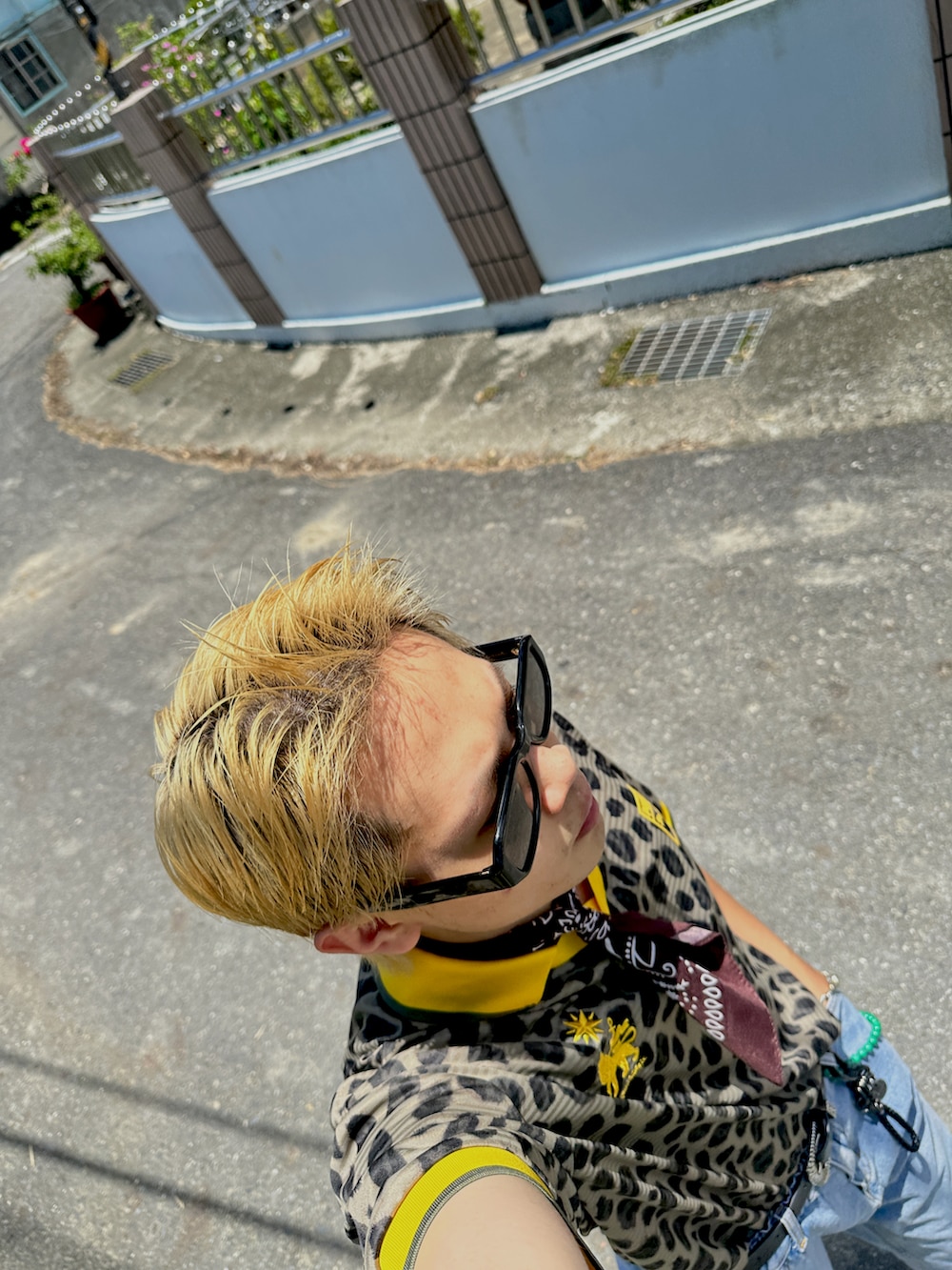 イエロー系のポロシャツ、ブルー系のデニムパンツ、ブラック系のローファーを着用したメンズの夏コーディネートの5枚目の写真