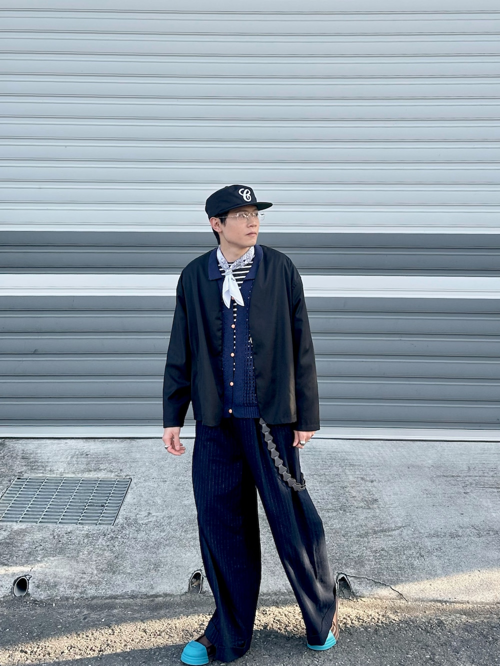 ブルー系のアンサンブル、ブラック系のテーラードジャケット、ブルー系のスラックスを着用したメンズの冬コーディネートの2枚目の写真