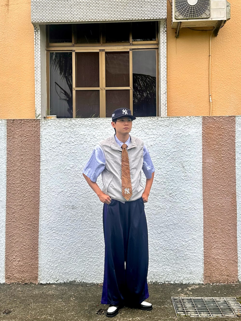 ブルー系のその他パンツ、グレー系のナイロンジャケット、ブラウン系のネクタイを着用したメンズの秋コーディネートの2枚目の写真