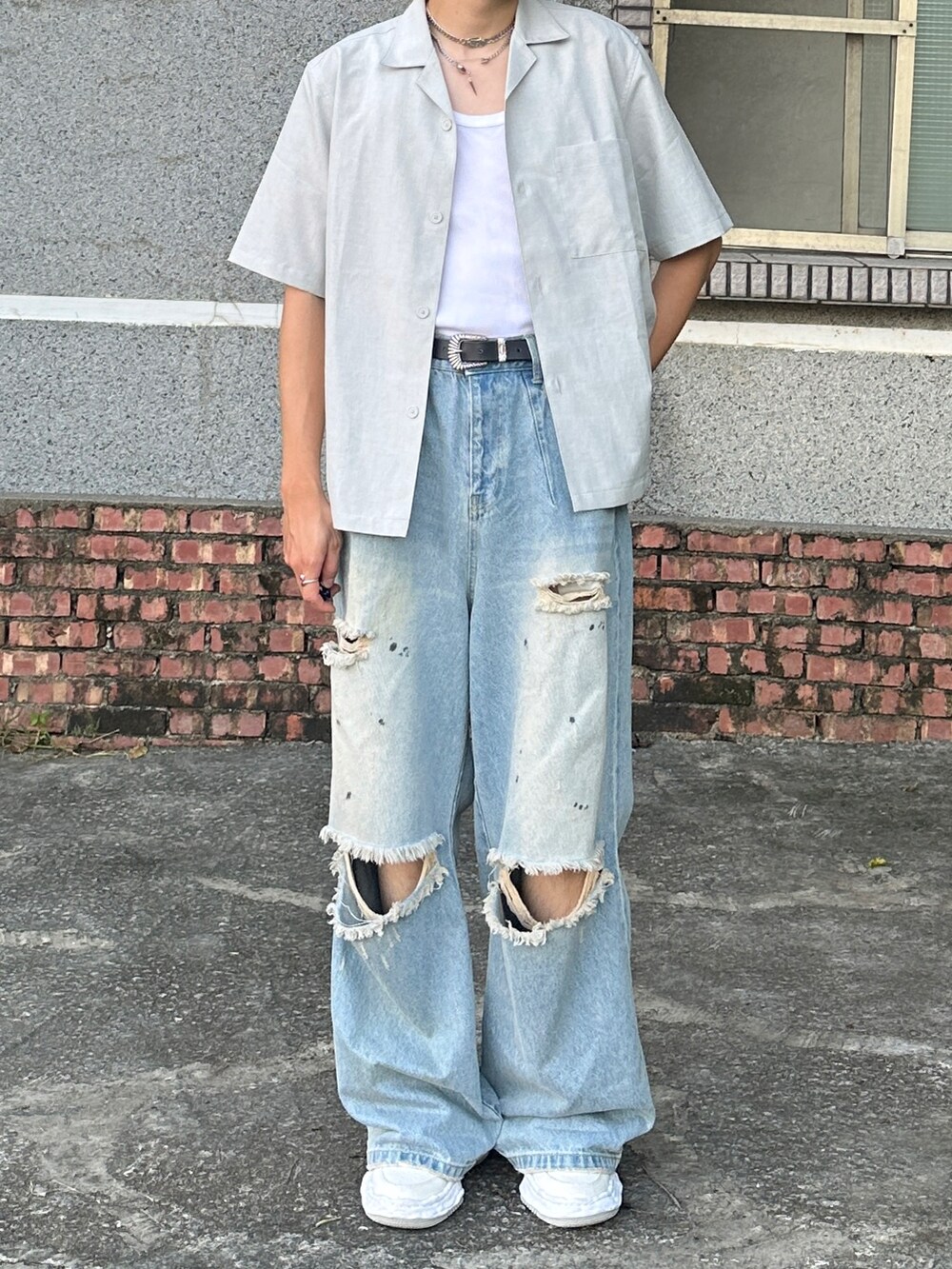 ブルー系のデニムパンツ、ホワイト系のタンクトップ、グレー系のシャツ/ブラウスを着用したメンズの秋コーディネートの4枚目の写真