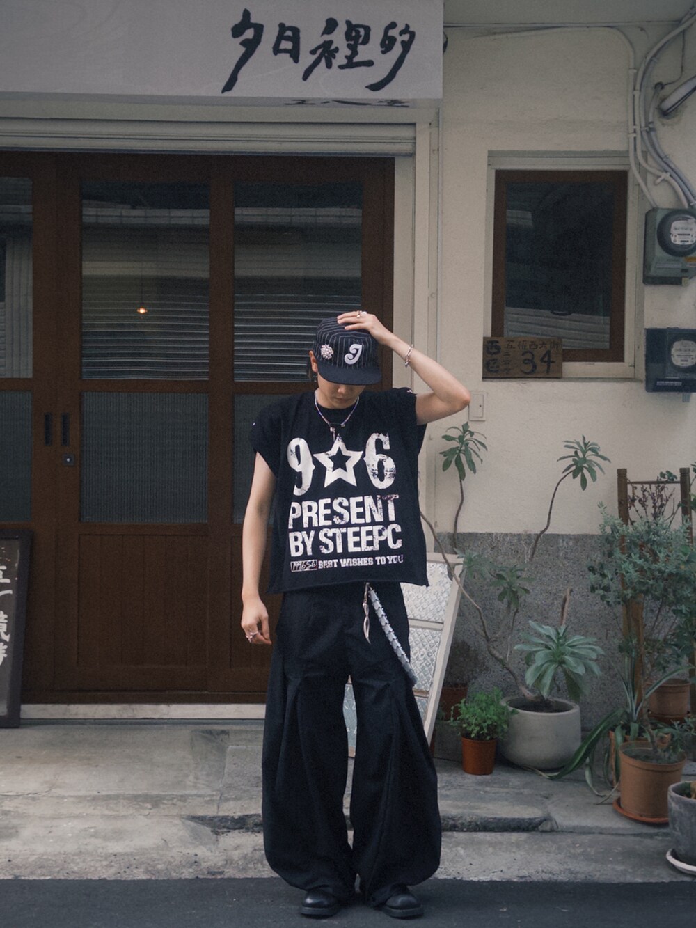 ブラック系のTシャツ/カットソー、ブラック系のパンツ、シルバー系のファッション雑貨を着用したメンズの夏コーディネートの2枚目の写真