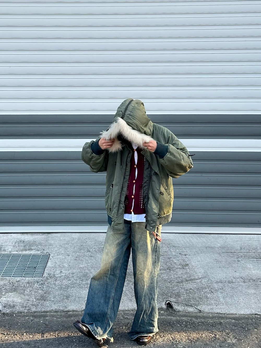 グリーン系のMA-1、レッド系のアンサンブル、ホワイト系のシャツ/ブラウスを着用したメンズの冬コーディネートの4枚目の写真