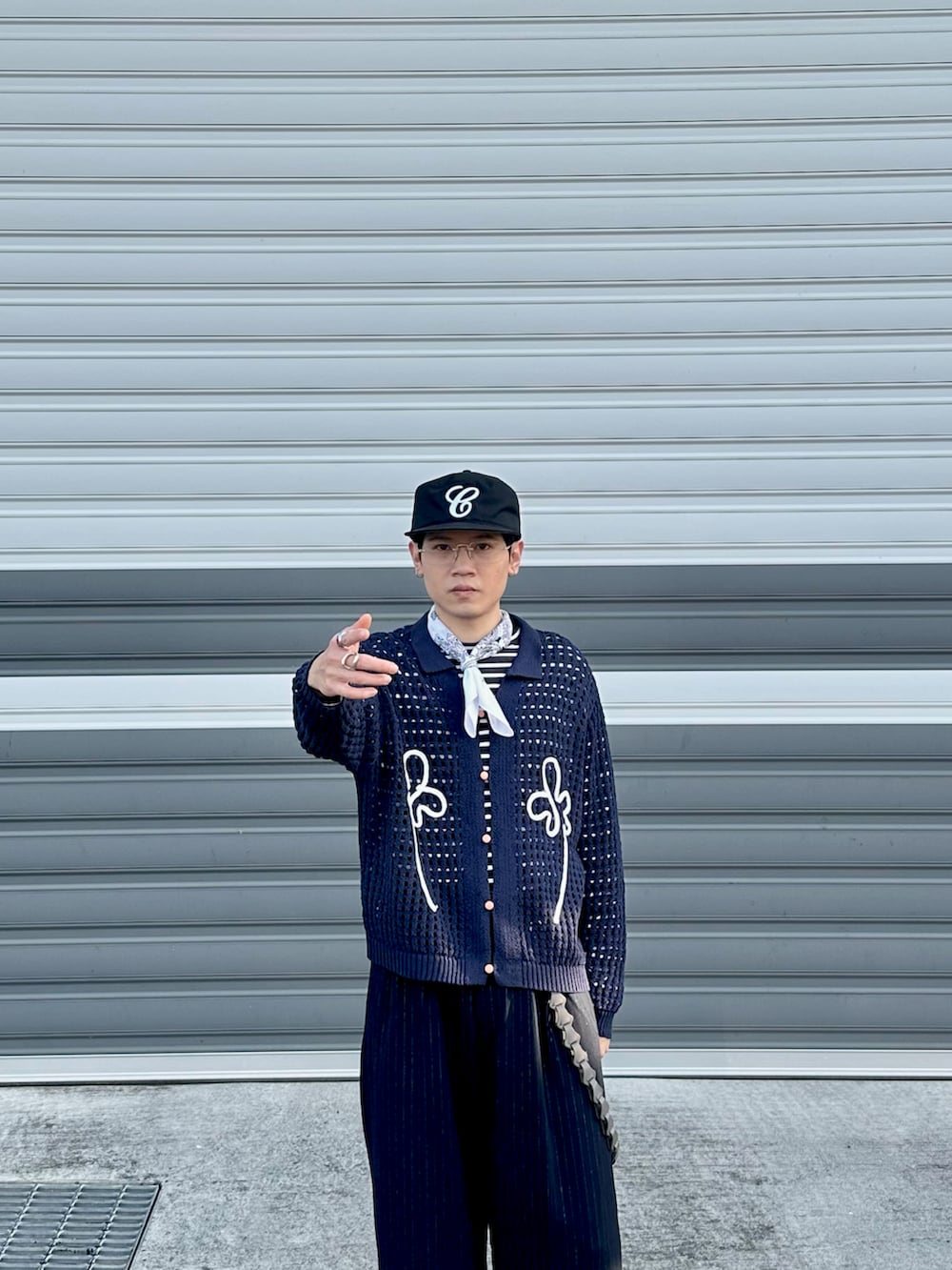 ブルー系のアンサンブル、ブラック系のテーラードジャケット、ブルー系のスラックスを着用したメンズの冬コーディネートの4枚目の写真