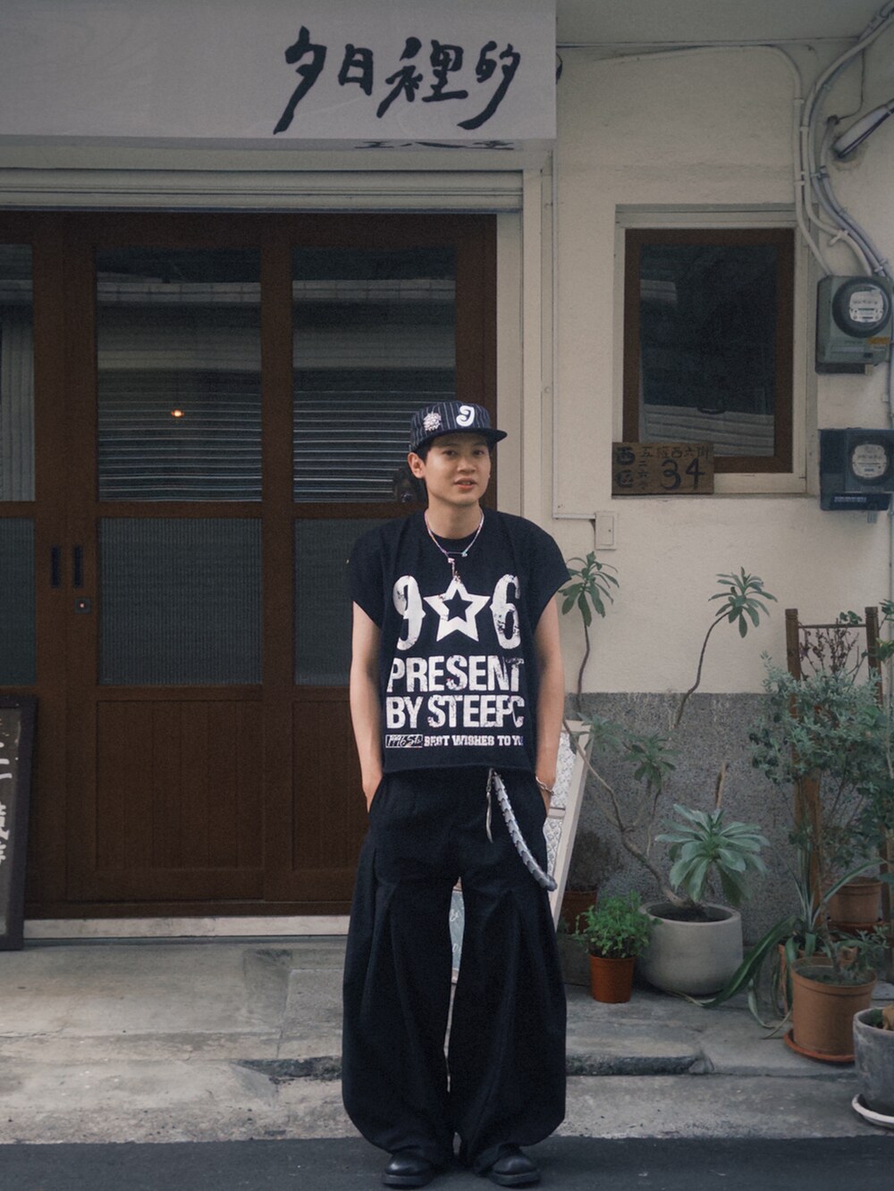 ブラック系のTシャツ/カットソー、ブラック系のパンツ、シルバー系のファッション雑貨を着用したメンズの夏コーディネートの4枚目の写真