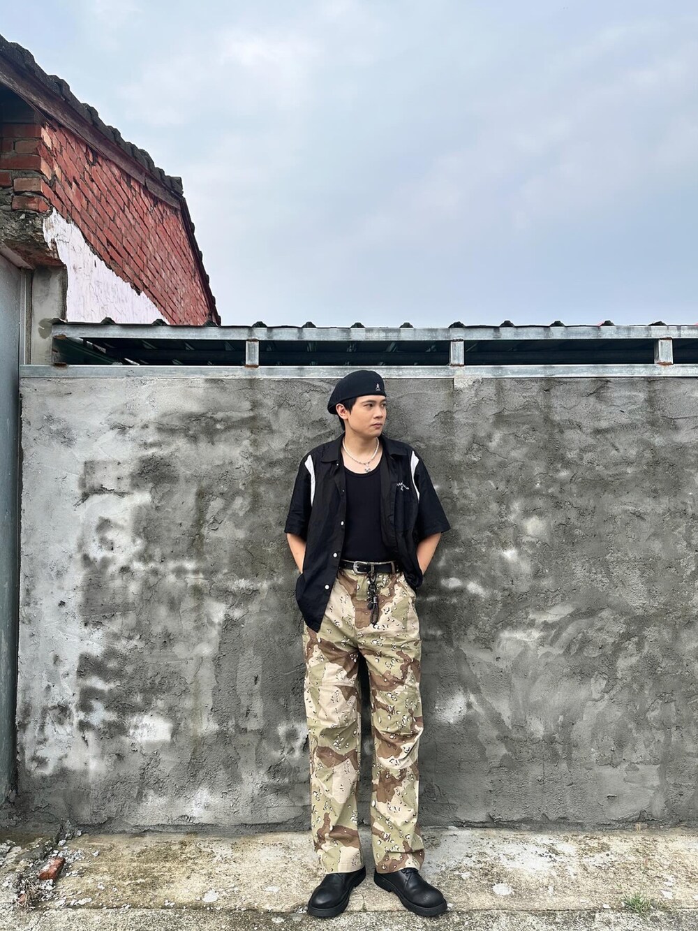 ブラック系のシャツ/ブラウス、ブラック系のキャップ、シルバー系のファッション雑貨を着用したメンズの春コーディネートの5枚目の写真