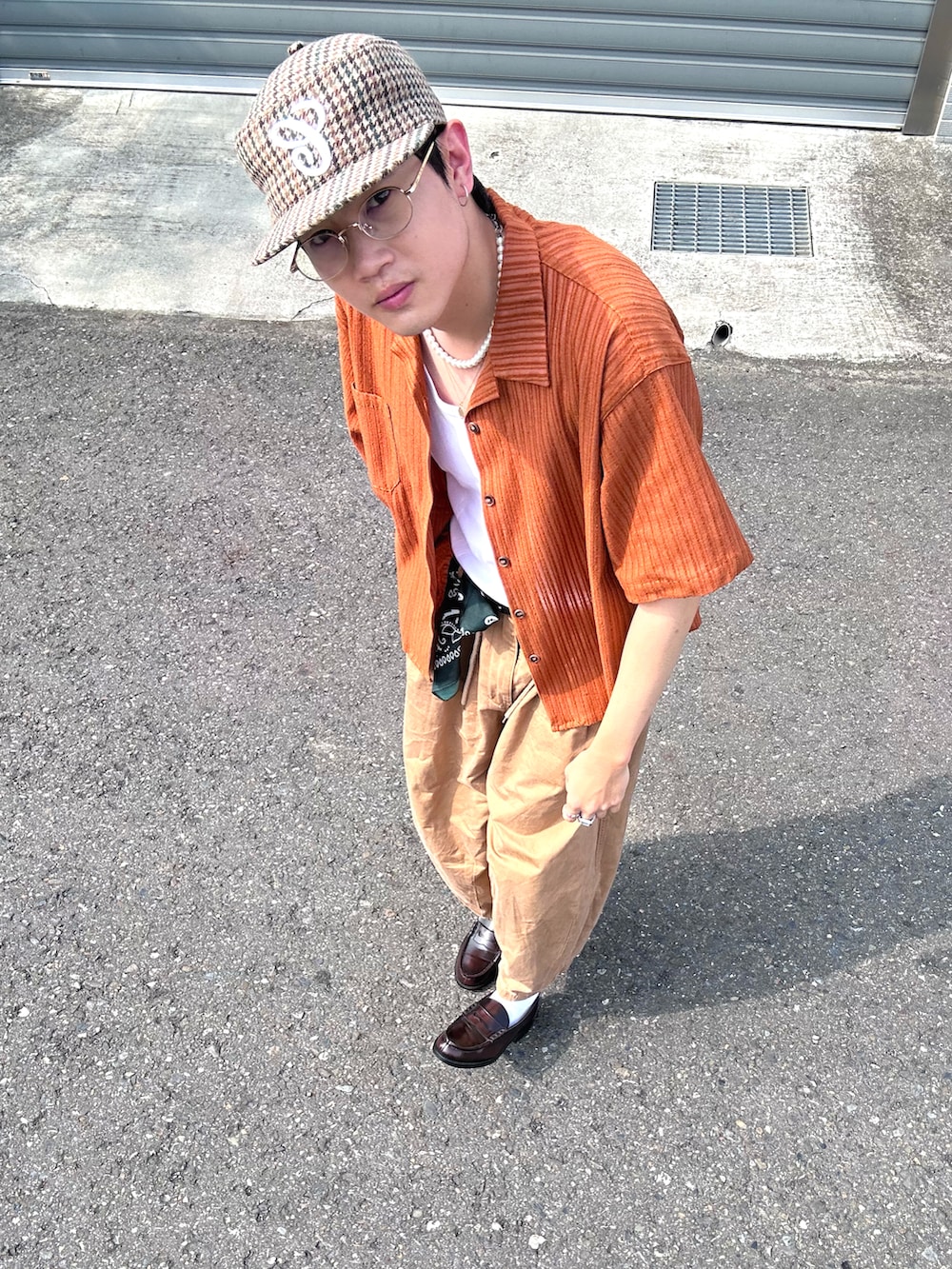 オレンジ系のシャツ/ブラウス、ブラウン系のローファー、ホワイト系のタンクトップを着用したメンズの春コーディネートの3枚目の写真