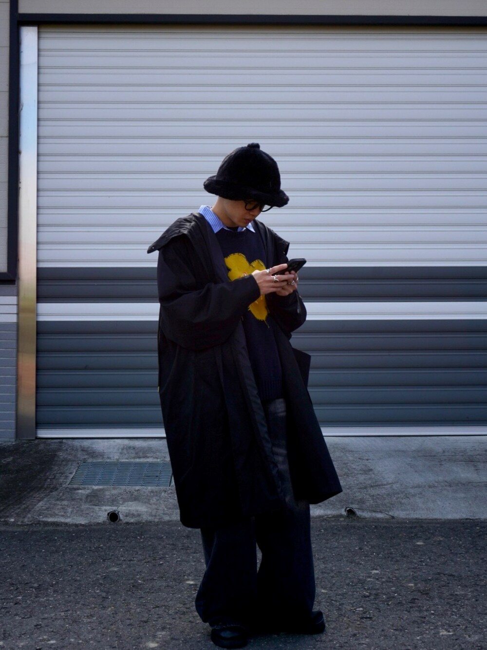 ブルー系のニット/セーター、ブラック系のハットを着用したメンズの冬コーディネートの5枚目の写真