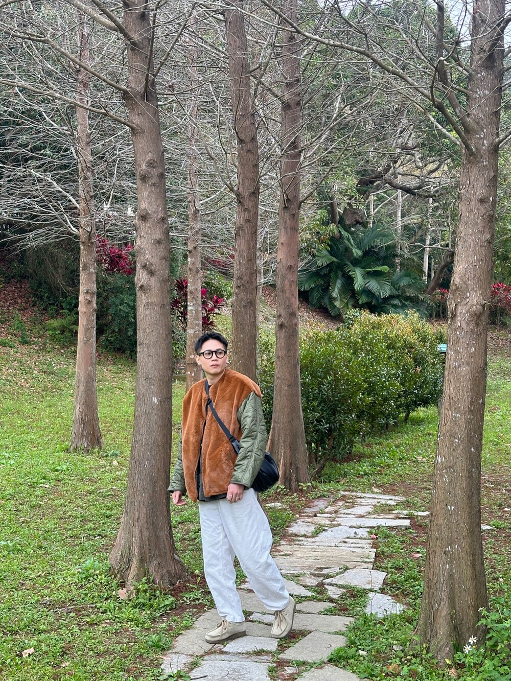 グリーン系のモッズコート、ホワイト系のデニムパンツ、グリーン系のシューズを着用したメンズの春コーディネートの3枚目の写真