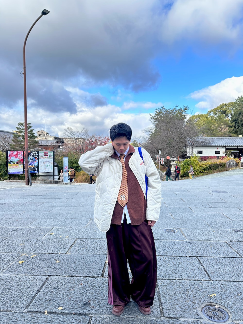 ブラウン系のパンツ、ブラウン系のモカシン/デッキシューズを着用したメンズの冬コーディネートの3枚目の写真