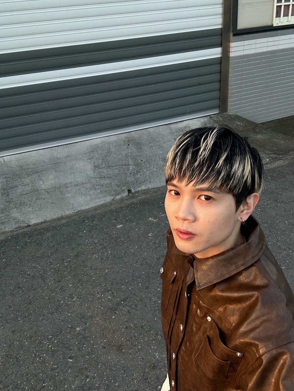 ブラック系のデニムパンツ、ブラウン系のローファー、ブラウン系のジャケット/アウターを着用したメンズの冬コーディネートの3枚目の写真