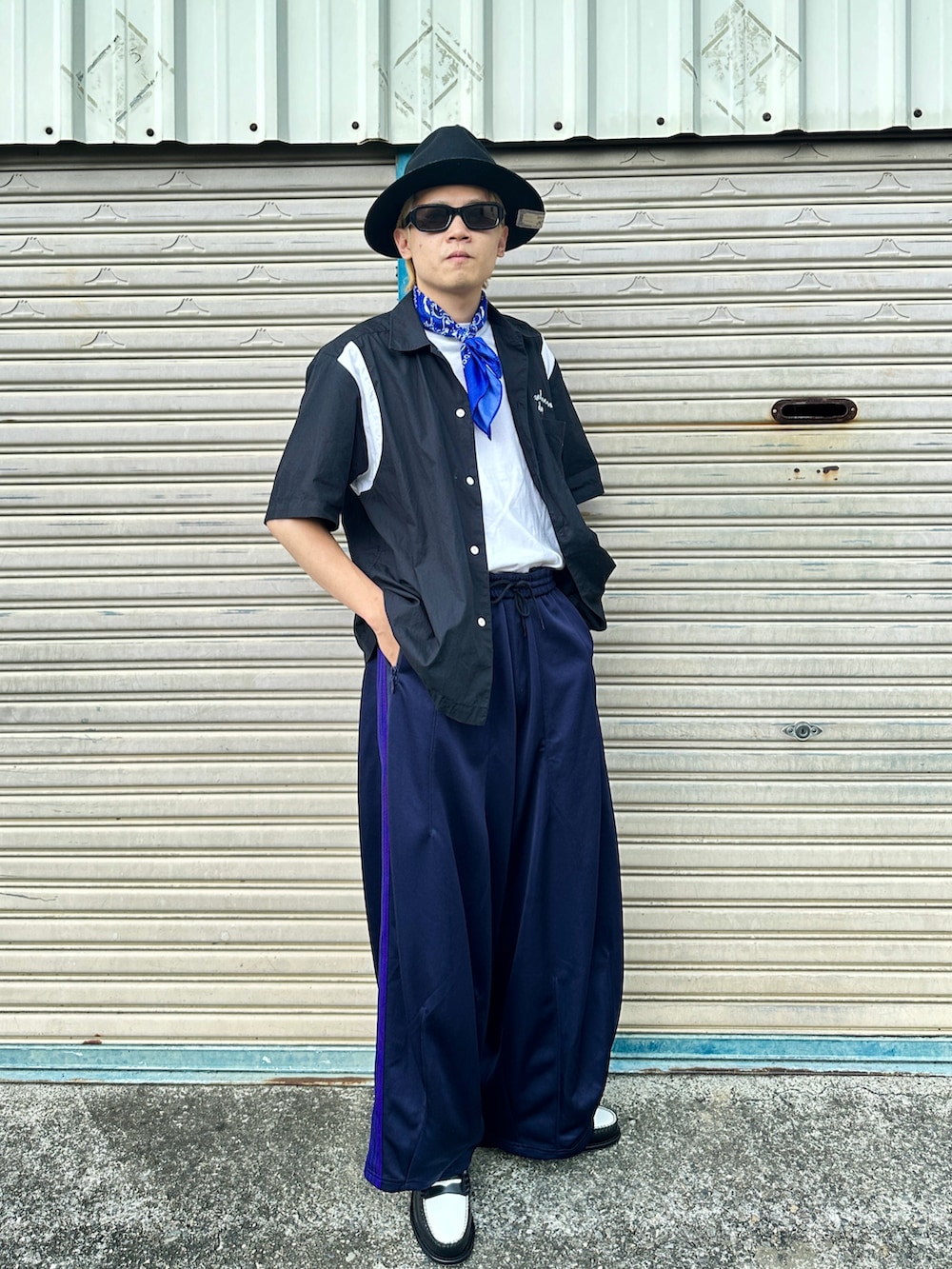 ブルー系のその他パンツ、ブラック系のパンプス、ブラック系のシャツ/ブラウスを着用したメンズの夏コーディネートの2枚目の写真