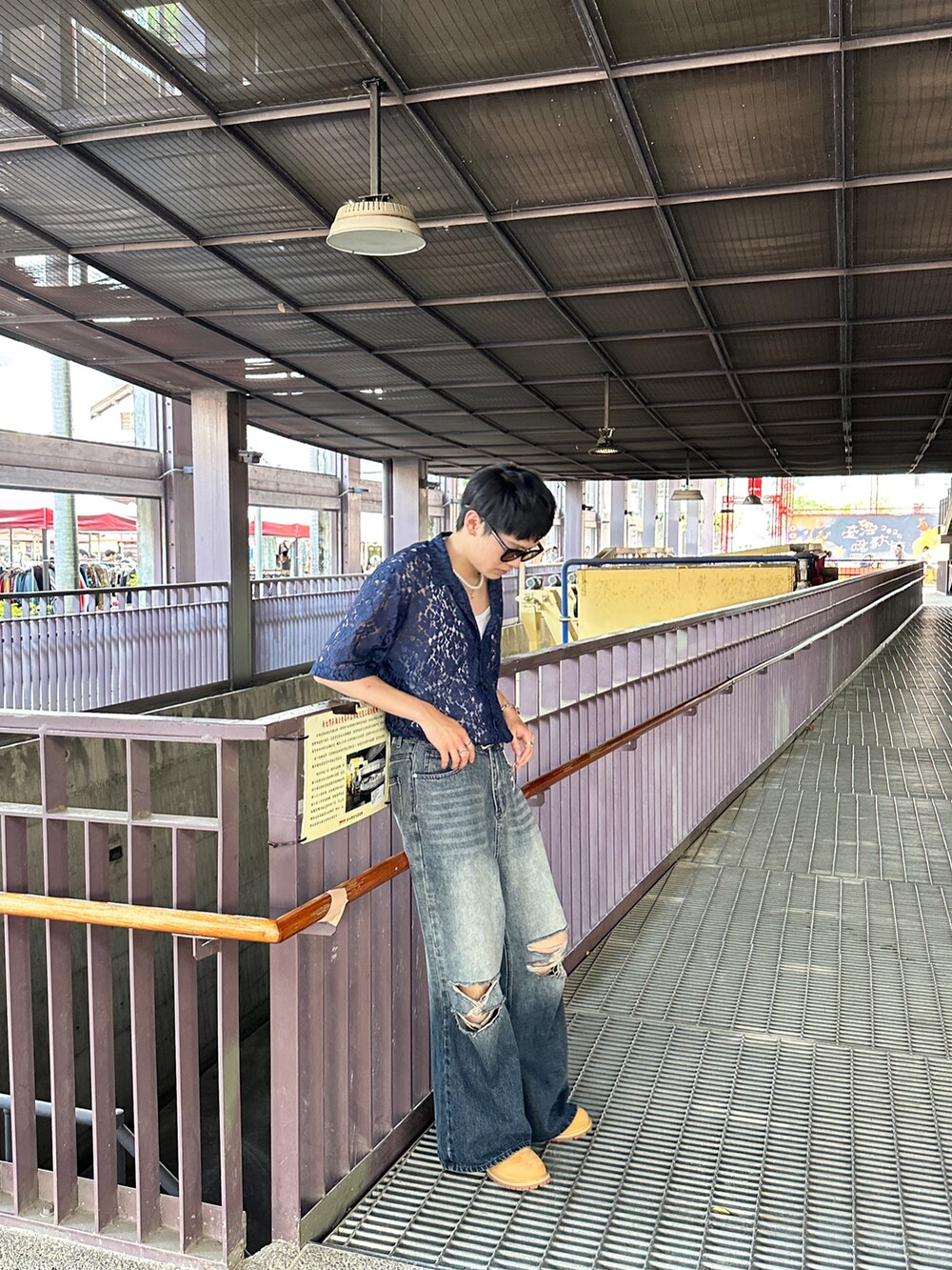 ブルー系のシャツ/ブラウス、ブルー系のデニムパンツ、ベージュ系のブーツを着用したメンズの春コーディネートの4枚目の写真