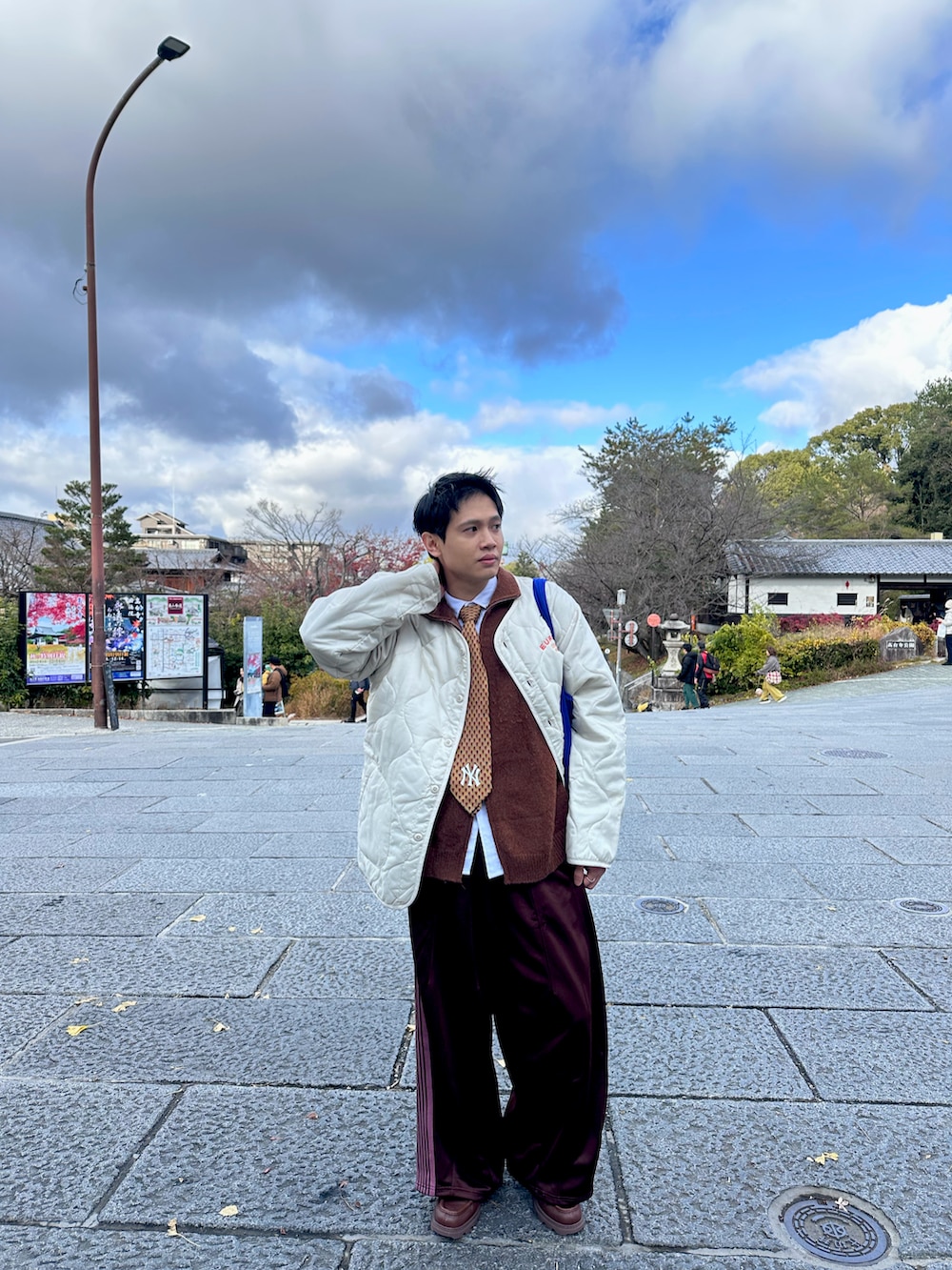 ブラウン系のパンツ、ブラウン系のモカシン/デッキシューズを着用したメンズの冬コーディネートの2枚目の写真