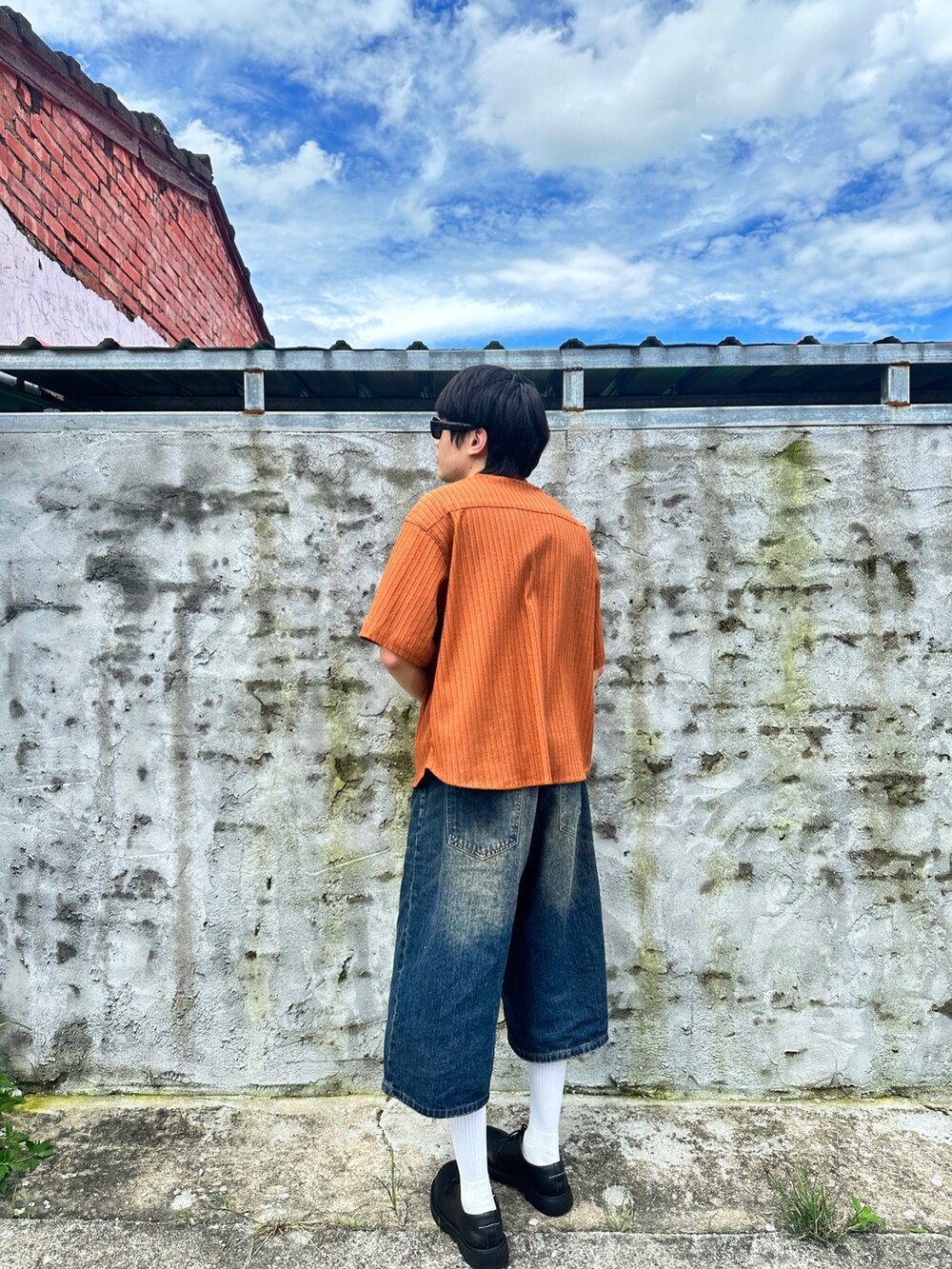 オレンジ系のシャツ/ブラウスを着用したメンズの夏コーディネートの4枚目の写真