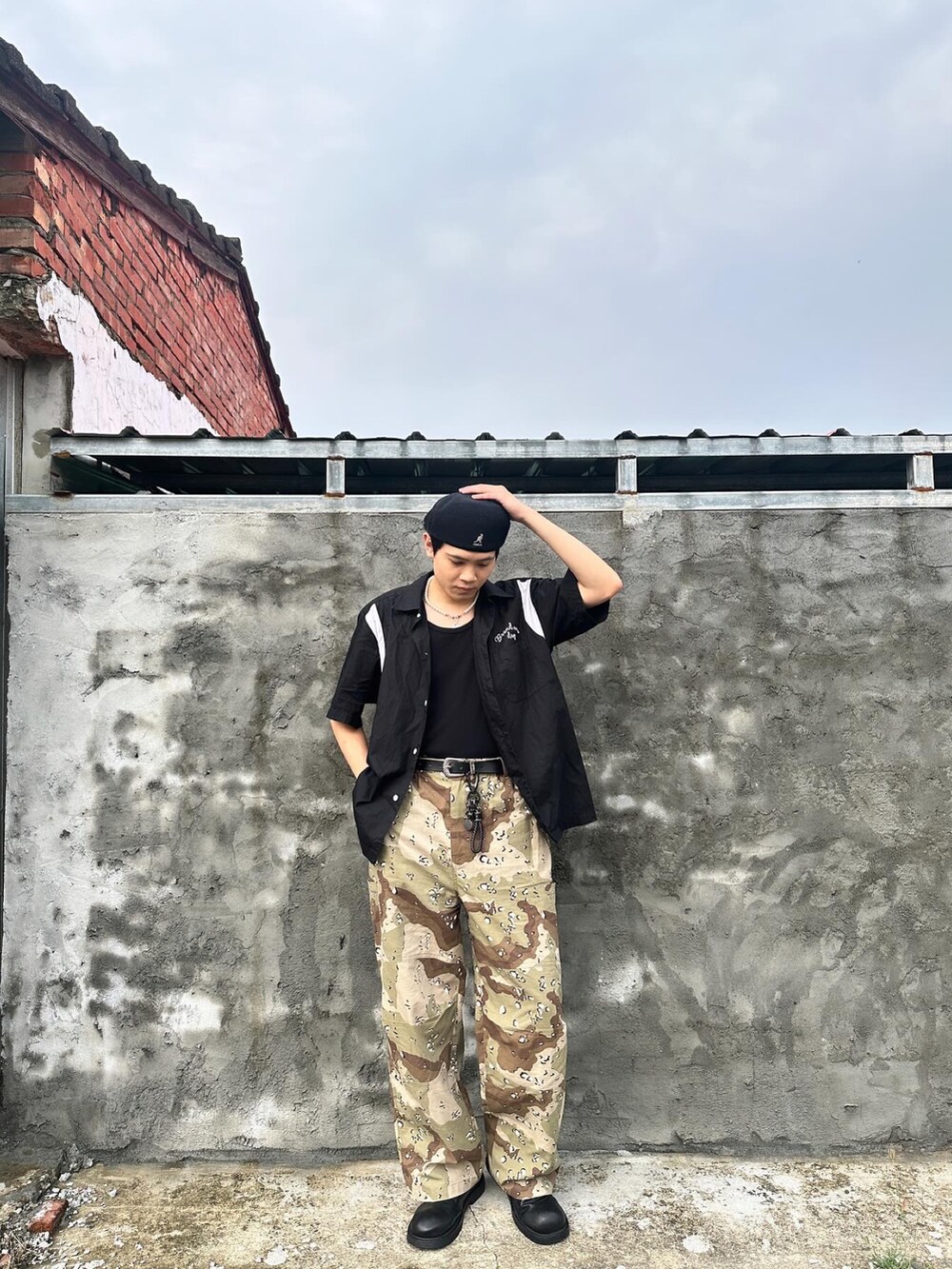 ブラック系のシャツ/ブラウス、ブラック系のキャップ、シルバー系のファッション雑貨を着用したメンズの春コーディネートの3枚目の写真