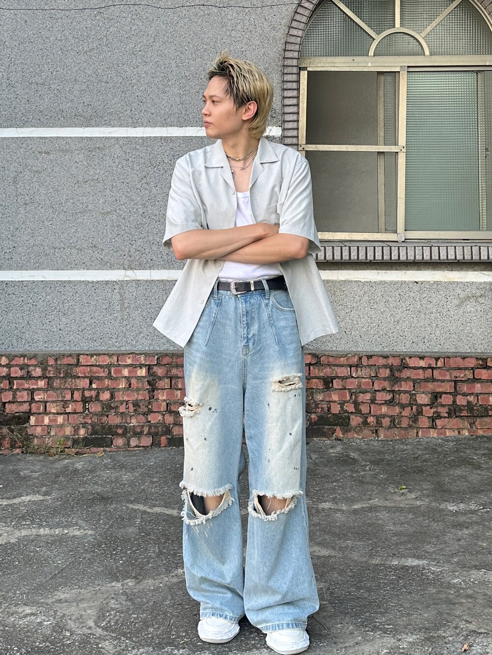 ブルー系のデニムパンツ、ホワイト系のタンクトップ、グレー系のシャツ/ブラウスを着用したメンズの秋コーディネートの3枚目の写真