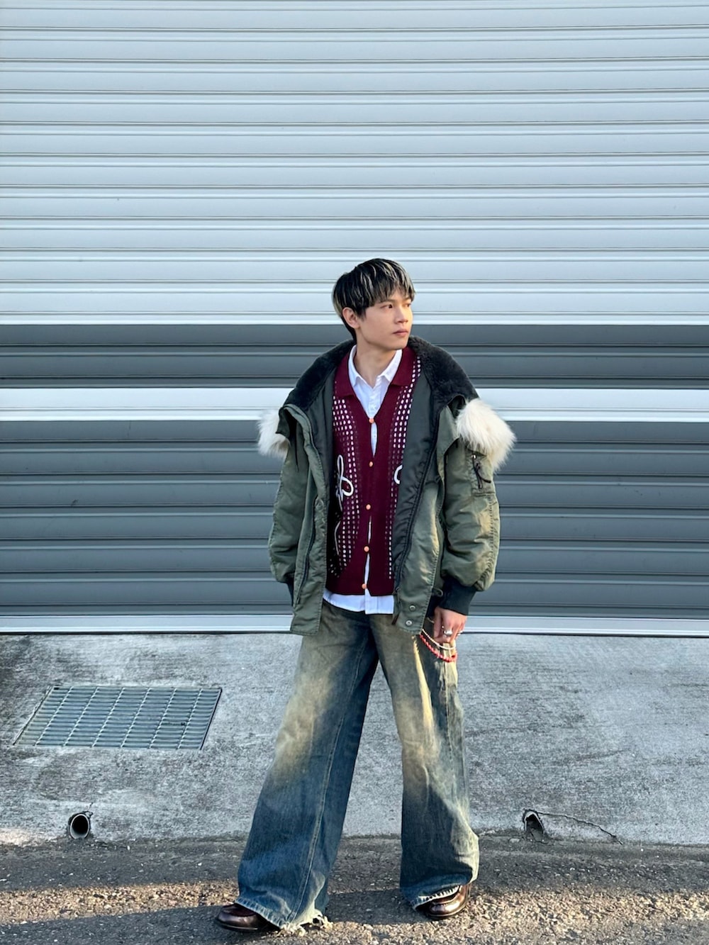 グリーン系のMA-1、レッド系のアンサンブル、ホワイト系のシャツ/ブラウスを着用したメンズの冬コーディネートの2枚目の写真