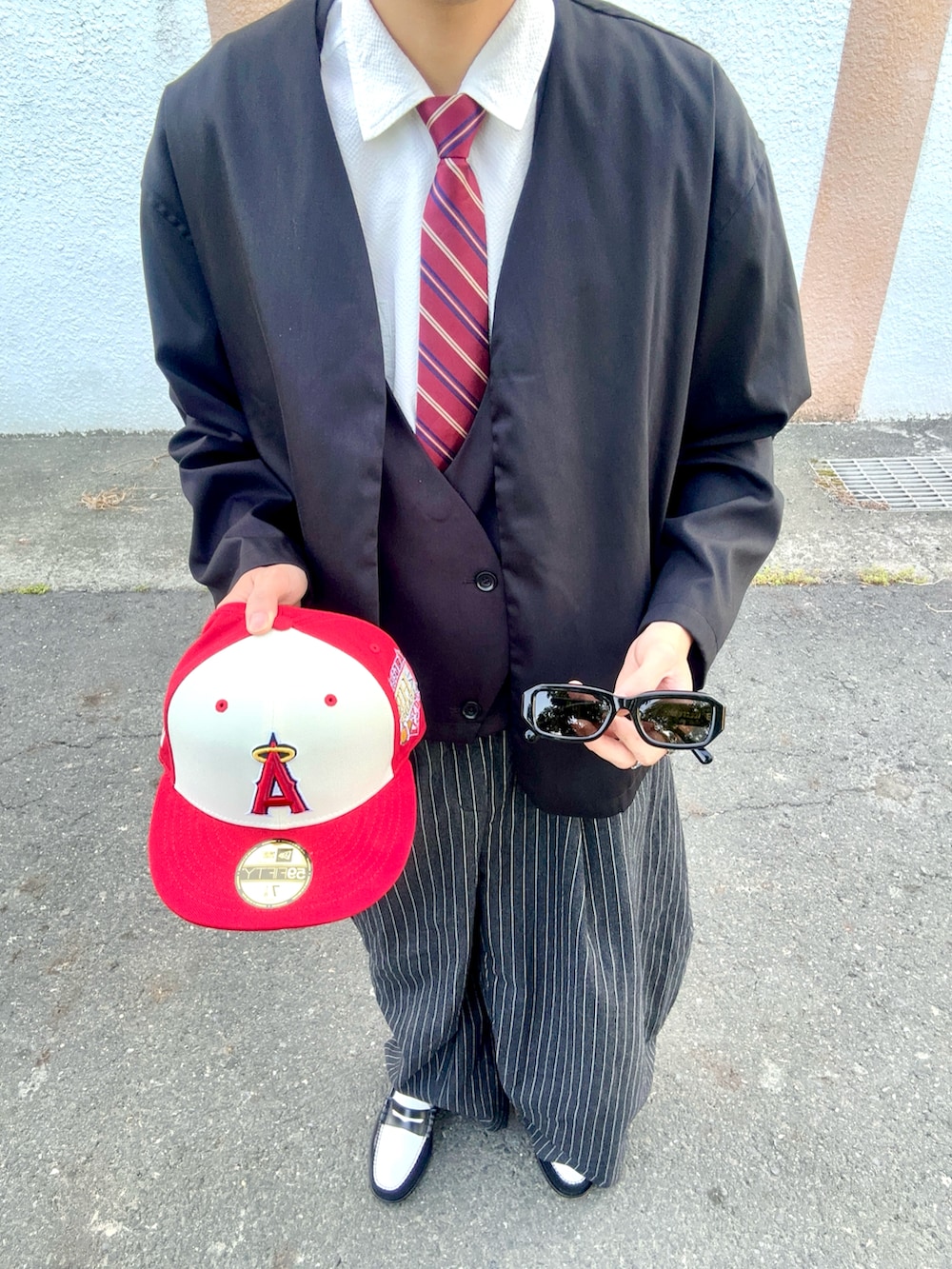 ブラック系のパンツ、ブラック系のテーラードジャケット、ブラック系のスーツベストを着用したメンズの秋コーディネートの3枚目の写真