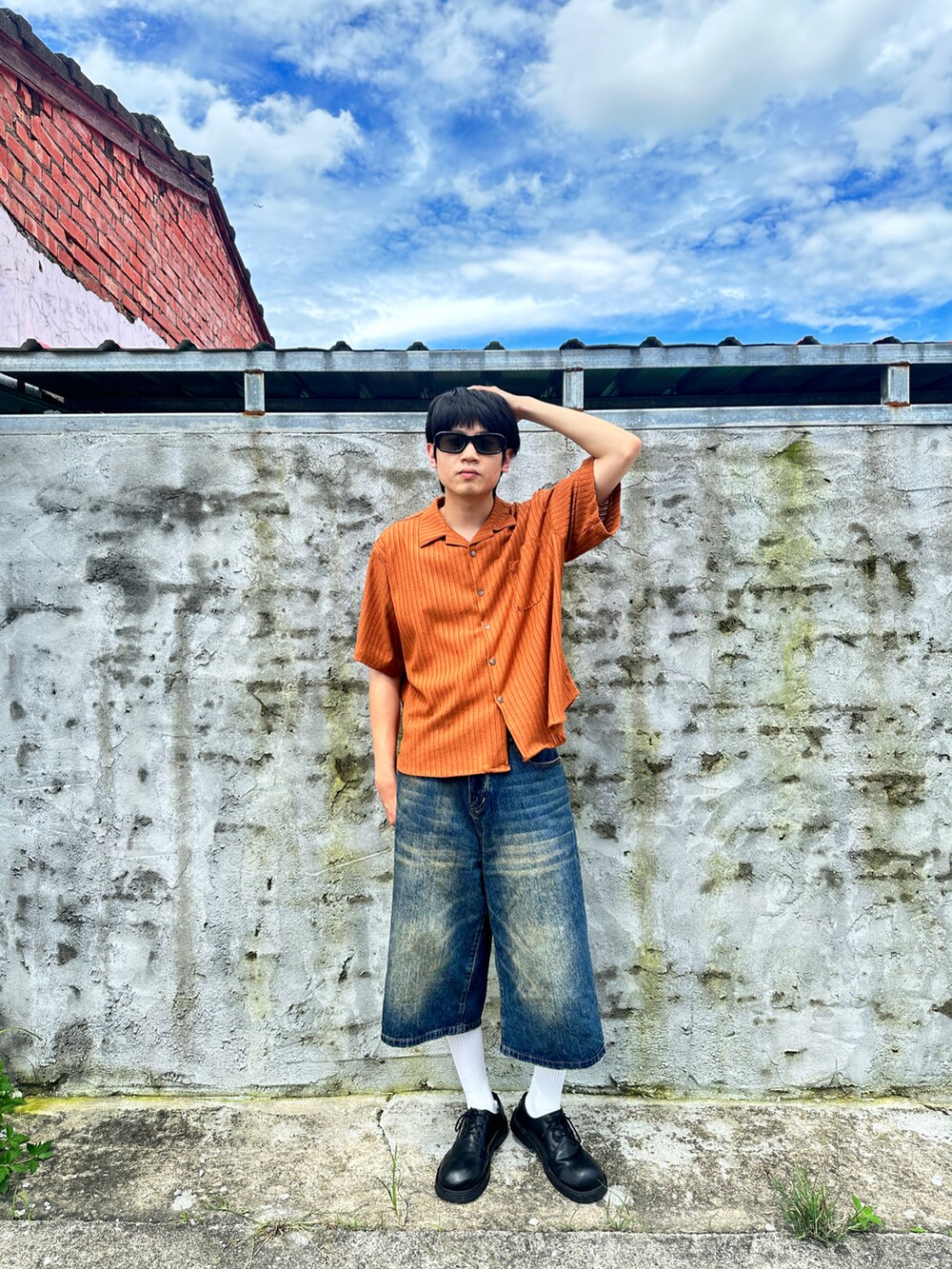 オレンジ系のシャツ/ブラウスを着用したメンズの夏コーディネートの3枚目の写真