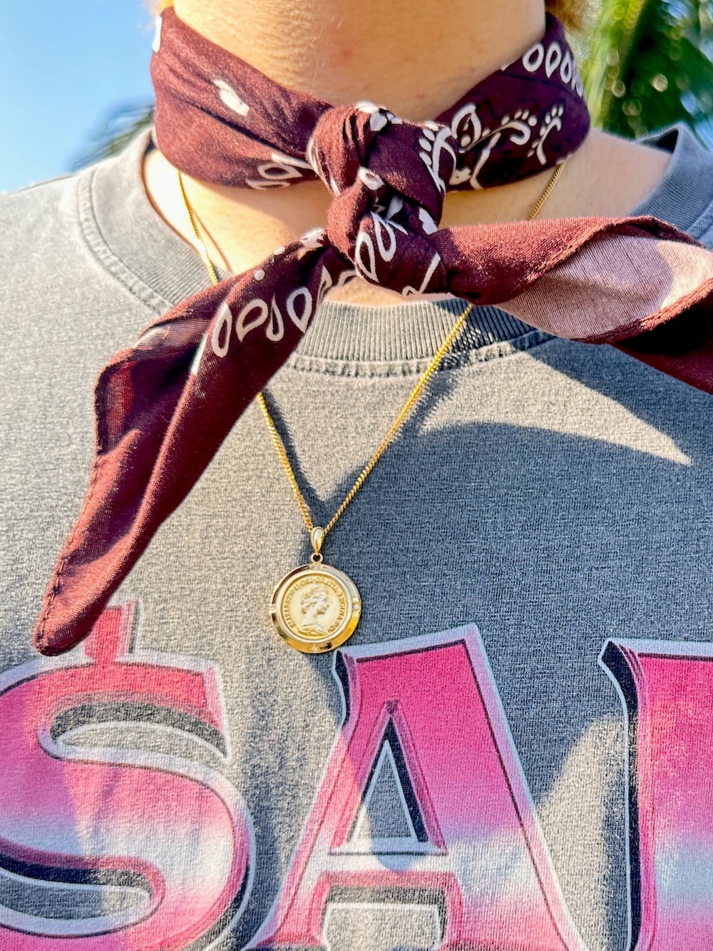 ブラウン系のスニーカー、ブラウン系の帽子を着用したメンズの夏コーディネートの3枚目の写真