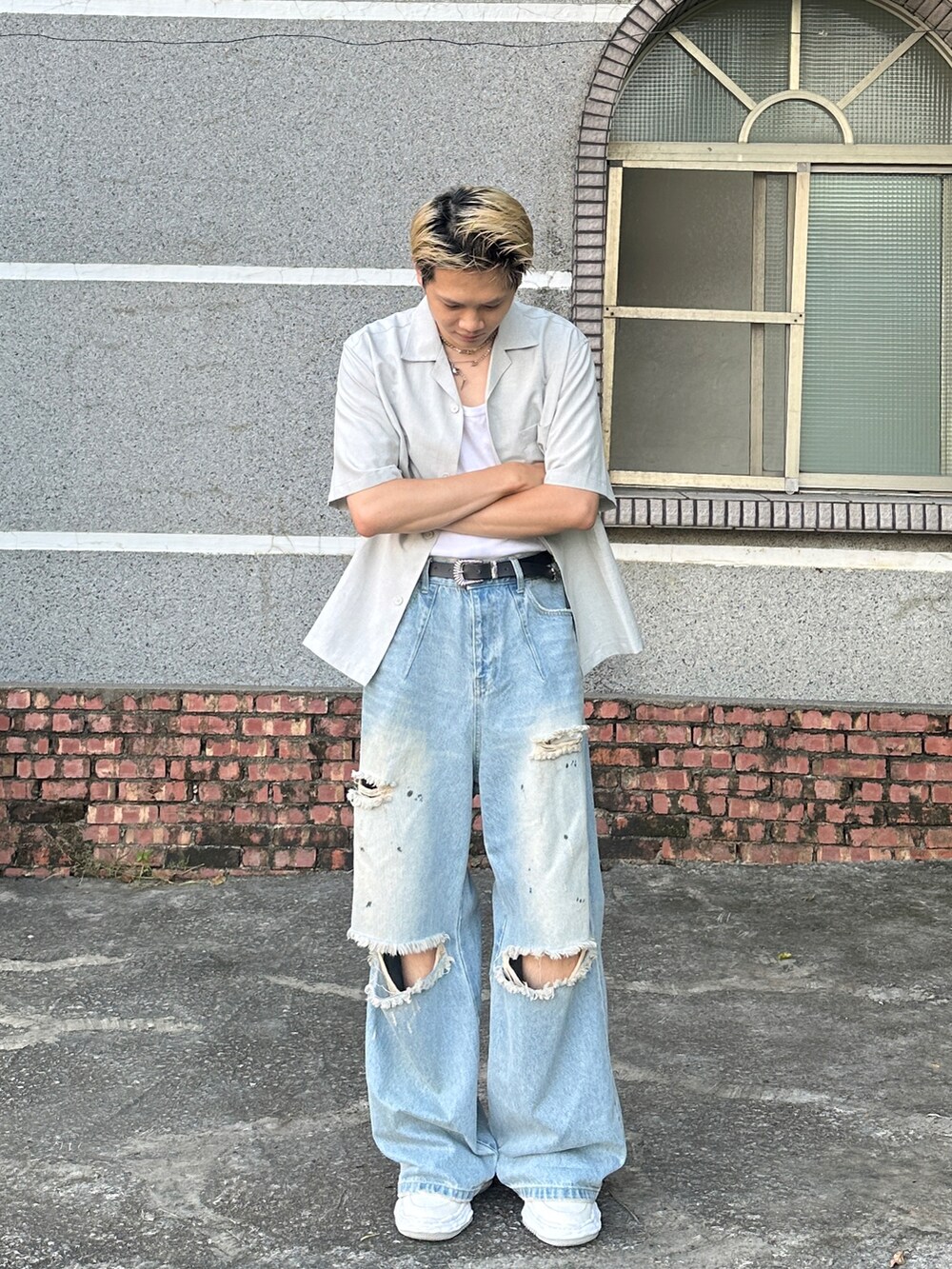 ブルー系のデニムパンツ、ホワイト系のタンクトップ、グレー系のシャツ/ブラウスを着用したメンズの秋コーディネートの2枚目の写真