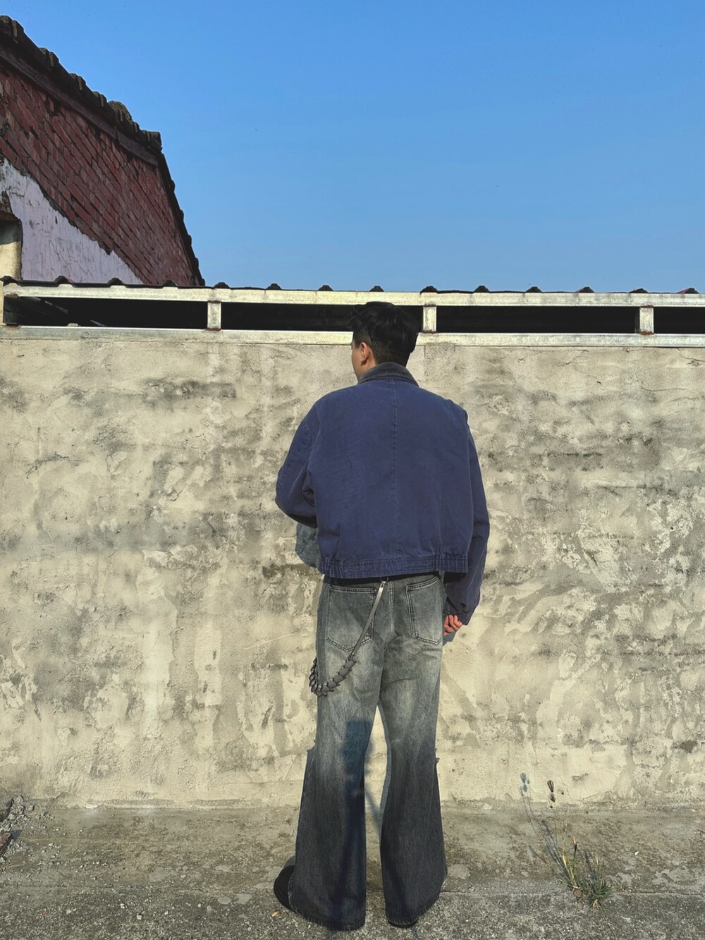 ブルー系のデニムパンツ、ブラック系のポロシャツ、ブルー系のジャケット/アウターを着用したメンズの春コーディネートの4枚目の写真