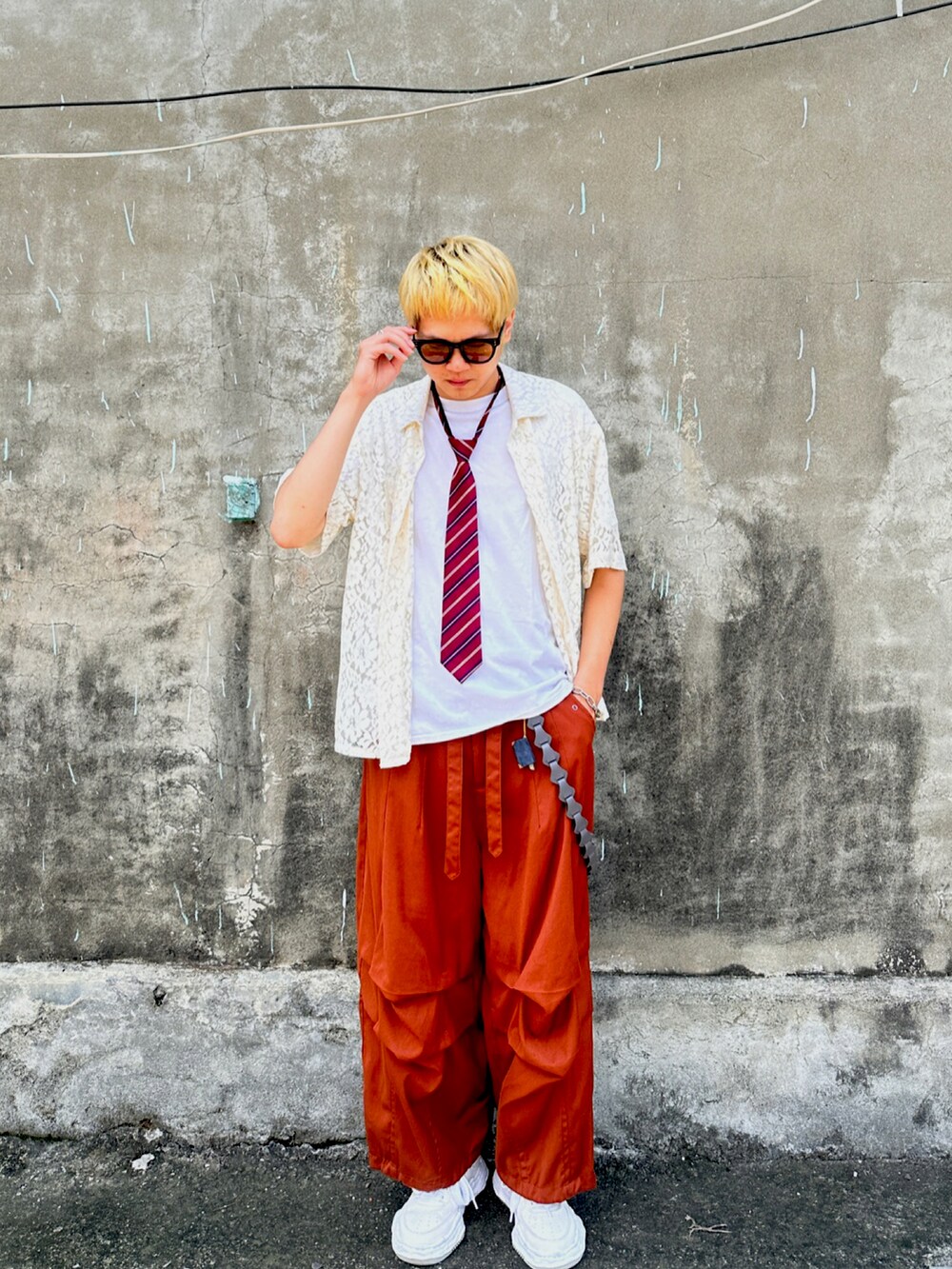 オレンジ系のパンツ、ホワイト系のTシャツ/カットソー、ベージュ系のシャツ/ブラウスを着用したメンズの夏コーディネートの2枚目の写真