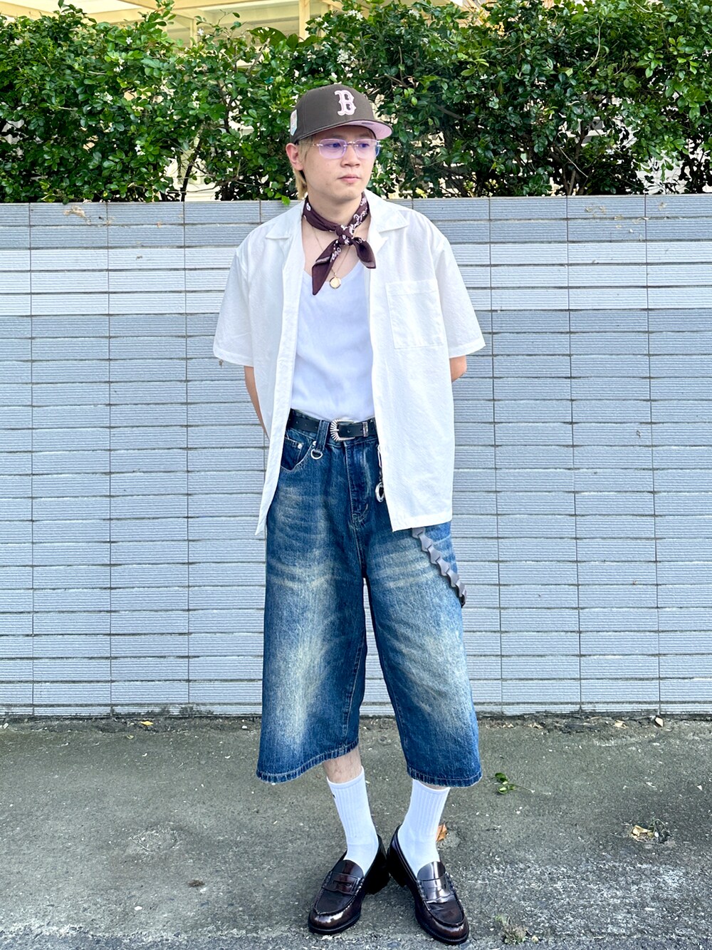 ホワイト系のタンクトップ、ブラウン系のローファー、ブラウン系の帽子を着用したメンズの秋コーディネートの4枚目の写真