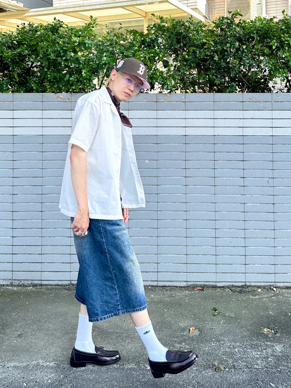 ホワイト系のタンクトップ、ブラウン系のローファー、ブラウン系の帽子を着用したメンズの秋コーディネートの3枚目の写真